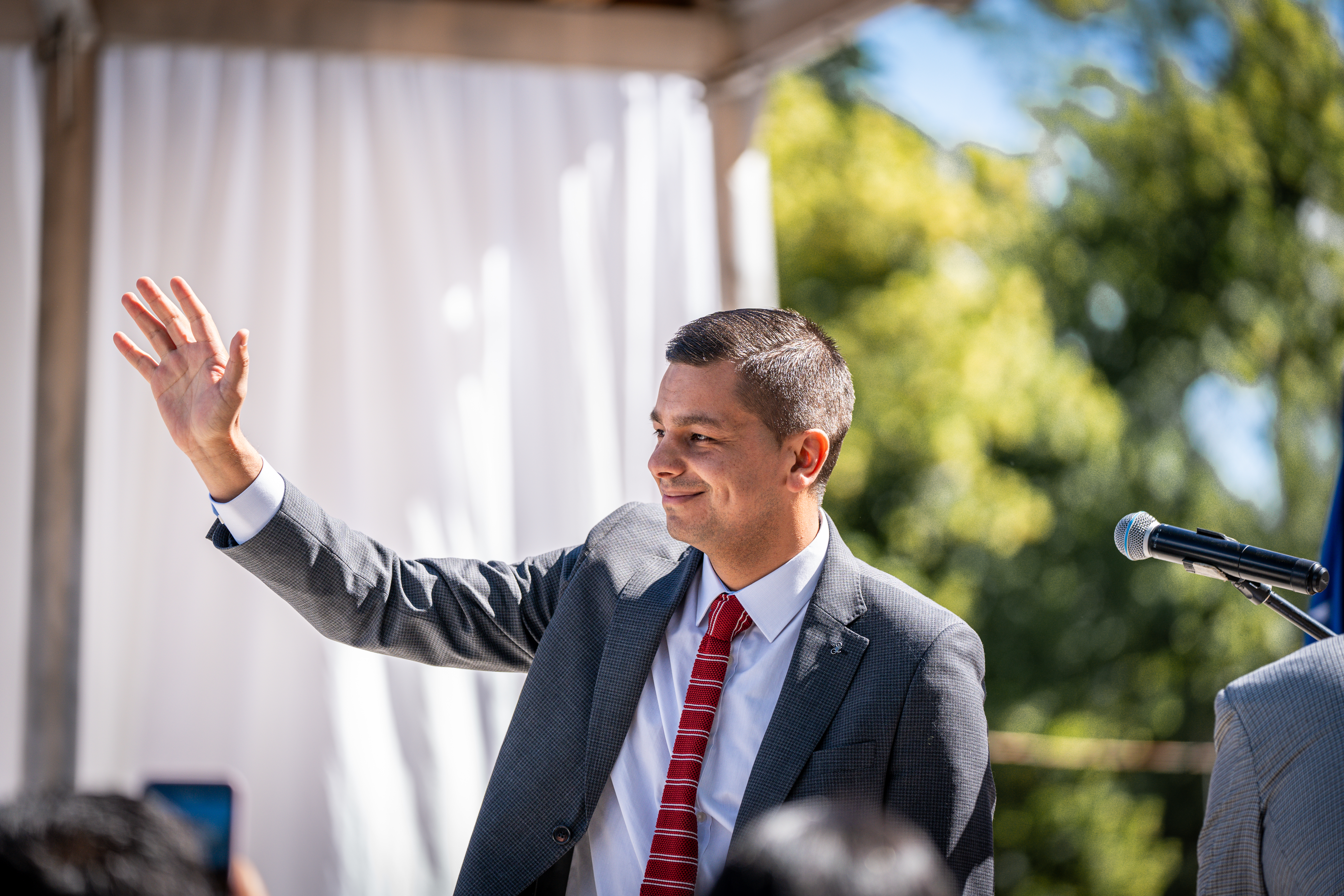 Imagen del Alcalde en el ceremonia conformación Saludando